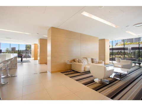 Luxury 3 Bedroom In Heart Of Broadbeach - Brisbane Tourism 8