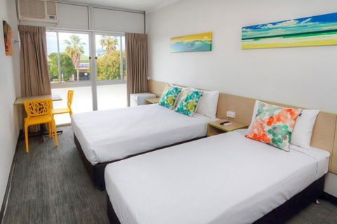 Palm Beach Hotel - Tourism Brisbane 0