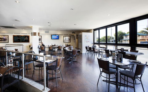 Palm Beach Hotel - Tourism Brisbane 8