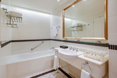 InterContinental Sanctuary Cove Resort, An IHG Hotel - Tourism Brisbane 8