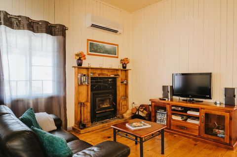 Apple Blossom Cottages - Brisbane Tourism 6