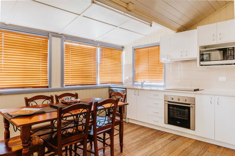 Apple Blossom Cottages - Brisbane Tourism 7