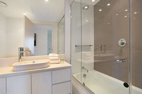 Number 1 H Residences - WiFi, Parking & More By Gold Coast Holidays - Tourism Brisbane 3