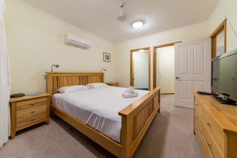 Paradise Penthouse At Waves - Airlie Beach - Tourism Brisbane 12