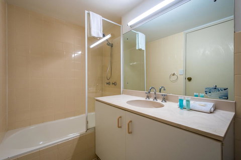 Breakers North Absolute Beachfront Apartments - Official - Tourism Brisbane 11