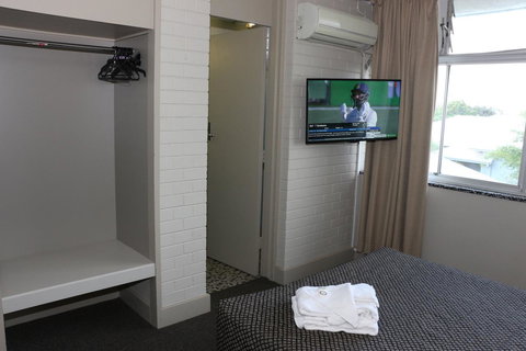 Brighton Hotel - Tourism Brisbane 9