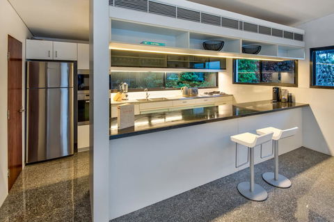 Waves 5 Luxury 3 Bedroom Breathtaking Ocean Views Central Location - Tourism Brisbane 1