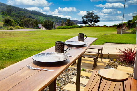 Whale Studio Apartment, 1a Ocean Street - Tourism Brisbane 1