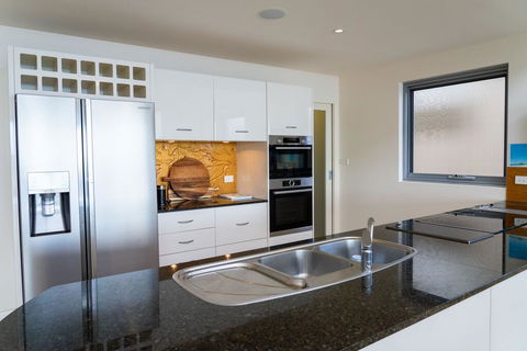 Whale View - Grand Luxurious Beachfront Home - Tourism Brisbane 3