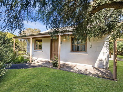 Whalers Cottage - Tourism Brisbane 0