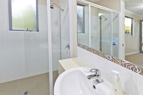 Whatmans Beach House - Tourism Brisbane 3