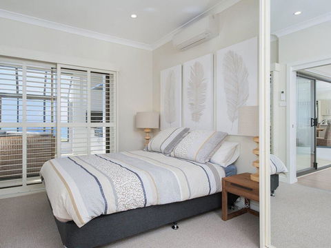 Whispering Sands', 10 Sandy Point Road - Luxury Waterfront Home With Aircon, WIFI & Foxtel - Tourism Brisbane 1