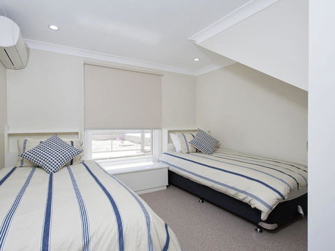 Whispering Sands', 10 Sandy Point Road - Luxury Waterfront Home With Aircon, WIFI & Foxtel - Tourism Brisbane 2