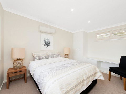 Whispering Sands', 10 Sandy Point Road - Luxury Waterfront Home With Aircon, WIFI & Foxtel - Tourism Brisbane 3