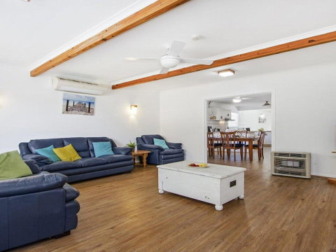 Whispering Waves - Relaxing Beach House - Brisbane Tourism 2