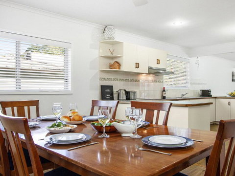 Whispering Waves - Relaxing Beach House - Brisbane Tourism 3