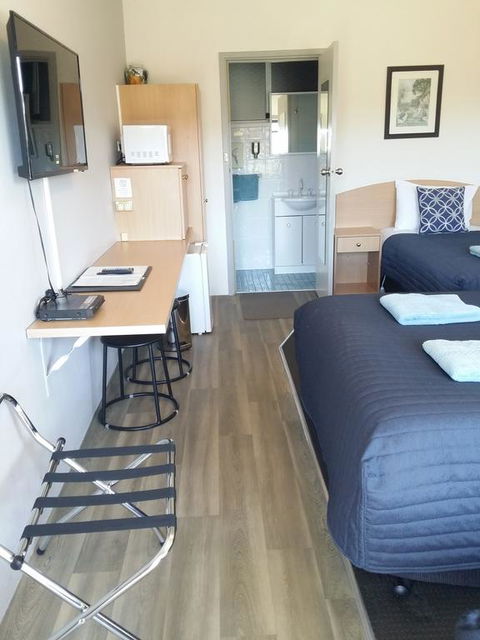 White Manor Motel - Tourism Brisbane 1