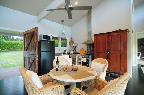 Willabrook Retreat - Mojo Cottage - Romantic Escape! - Brisbane Tourism 3