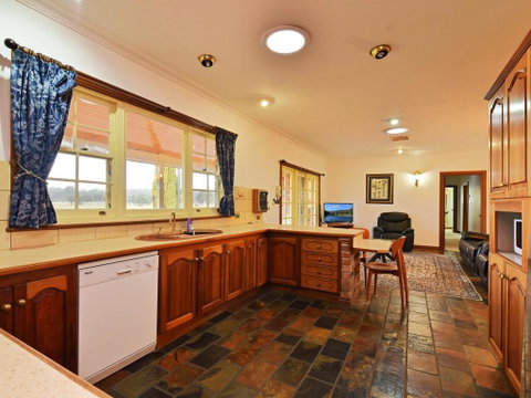 Wine Country Homestead 4-6br House - Brisbane Tourism 2