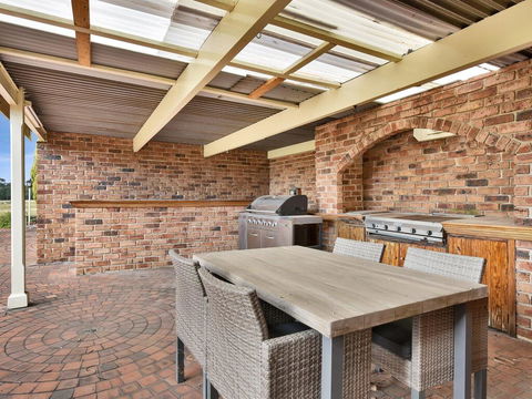 Wine Country Homestead Estate - Tourism Brisbane 1