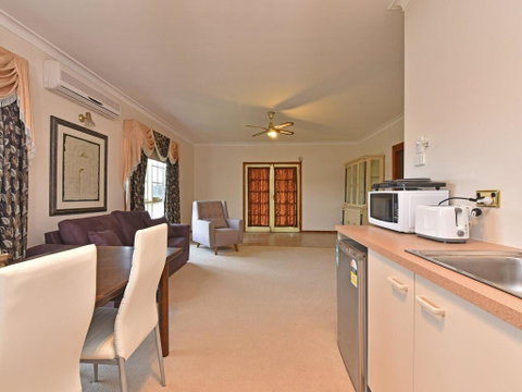 Wine Country Homestead Estate - Brisbane Tourism 3
