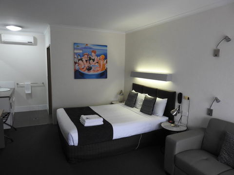 Wine Village Motor Inn - Tourism Brisbane 2