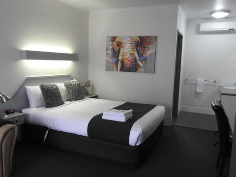 Wine Village Motor Inn - Tourism Brisbane 1