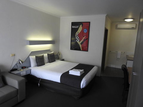 Wine Village Motor Inn - Tourism Brisbane 0