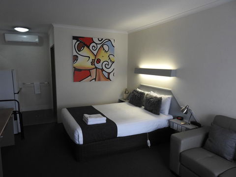 Wine Village Motor Inn - Tourism Brisbane 3