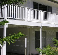 Wonky Pine Beach House NARRWALLEE- 4 bedroom - Tourism Brisbane