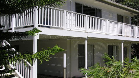 Wonky Pine Beach House, NARRWALLEE- 4 Bedroom - Tourism Brisbane 0