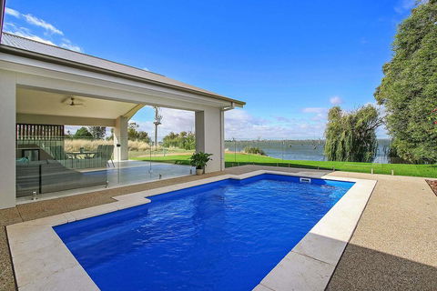 Woodbine Waters - Tourism Brisbane 1