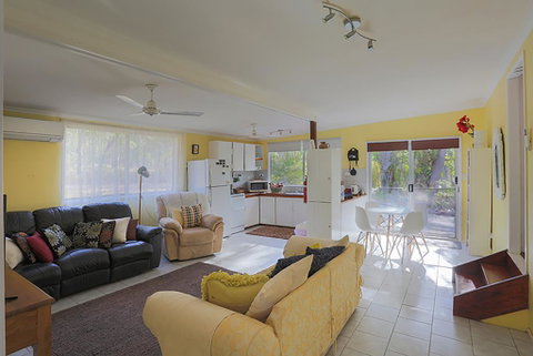 Yellow Cottage - Bush And Beach - Tourism Brisbane 1