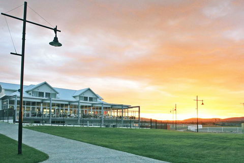 York Cove Holiday Hotel - Tourism Brisbane 0