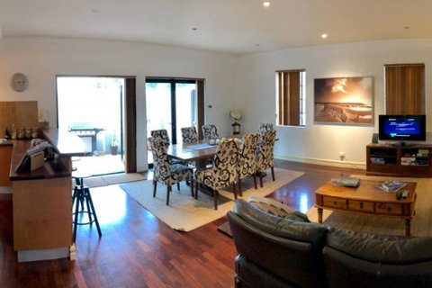 Zero Contact Private CBD-Social-Chillout-Oasis With Outdoors For You & Friends - Brisbane Tourism 0