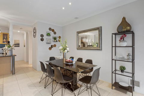 13 Family Home In Morley Sleeps 8 Comfortably - Tourism Brisbane 1