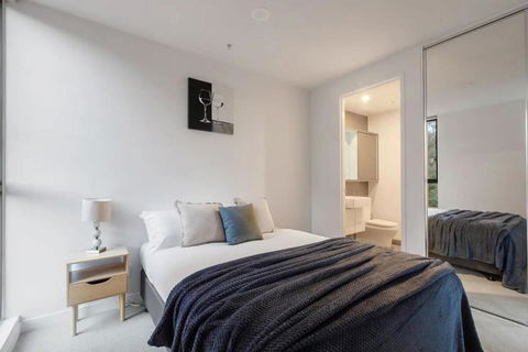 A 3BR Apt Next To Melbourne Zoo FREE Parking - Tourism Brisbane 1