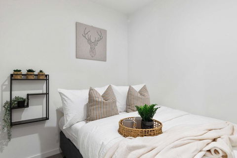 A Chic 2BR Apt Right Next To Melbourne Central - Brisbane 4u 4