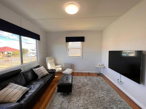 A Delightful Two-bedroom Cottage On Toowoon Bay. - Tourism Brisbane 0
