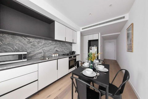 A Lux & Modern Apt Next To Southern Cross Station - Tourism Brisbane 0