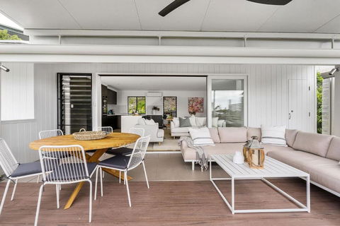 A Perfect Stay - Boardroom At Wategos - Brisbane Tourism 2