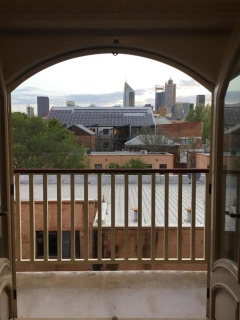 A Quiet King Room With Julia Balcony And Free Parking - Brisbane Tourism 3