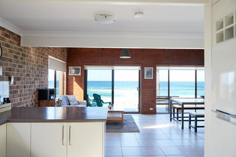 A Stones Throw At Mollymook Beach - Brisbane Tourism 3