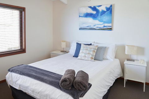A Stones Throw At Mollymook Beach - Brisbane Tourism 4