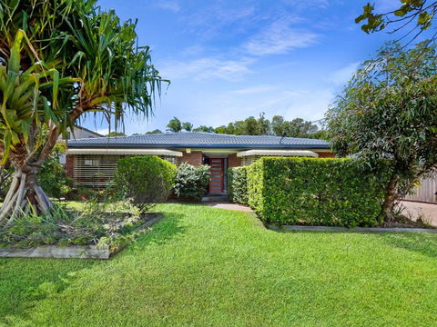 Absolute Beach Front Home -Dogs, Surf, Relax, Bush - Brisbane Tourism 4