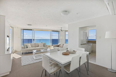 Absolute Beachfront Apartment - Tourism Brisbane 3