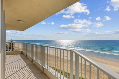 Absolute Beachfront Apartment - Tourism Brisbane 4