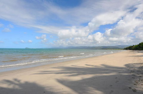 ABSOLUTE BEACHFRONT BLISS - NEWELL BEACH - 10 Metres To The Ocean - Brisbane Tourism 4