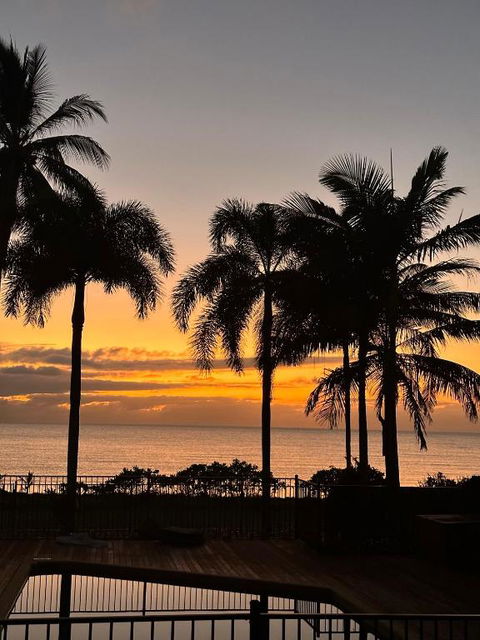 ABSOLUTE BEACHFRONT BLISS - NEWELL BEACH - 10 Metres To The Ocean - Brisbane Tourism 3