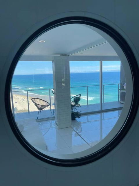Absolute Beachfront Central Surfers Paradise - Brisbane Tourism 1